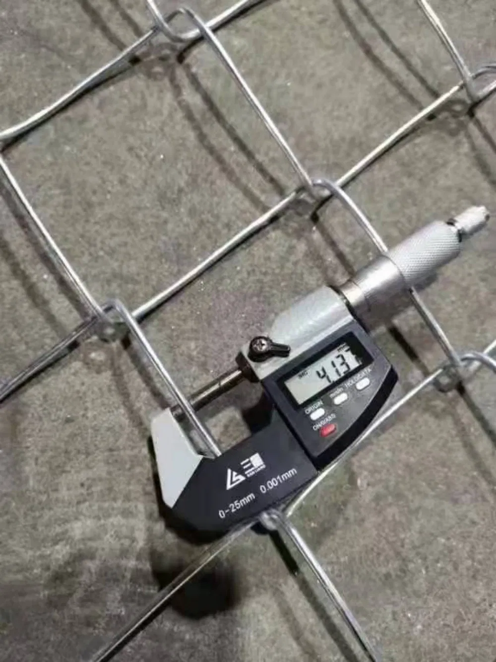 High Tensile Chain Link Fence - 1028 Strength Reliable Defense System Galvanized Barbed Wire
